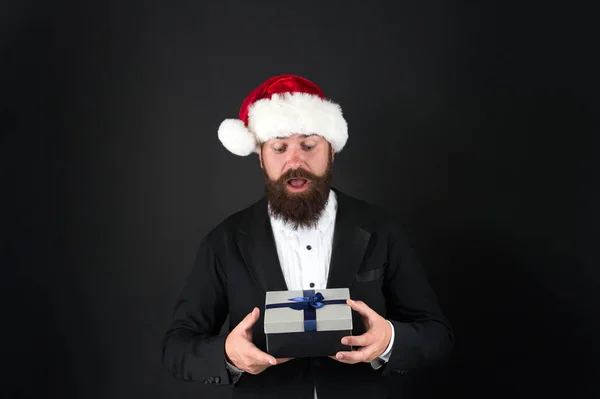 Dia de boxe. Conceito de espírito natalício. O gerente celebra o Ano Novo. Humor alegre. Festa de Natal. Idéias de férias corporativas. Felicidade e alegria. Festa de Natal corporativa. Homem barbudo hipster santa chapéu — Fotografia de Stock