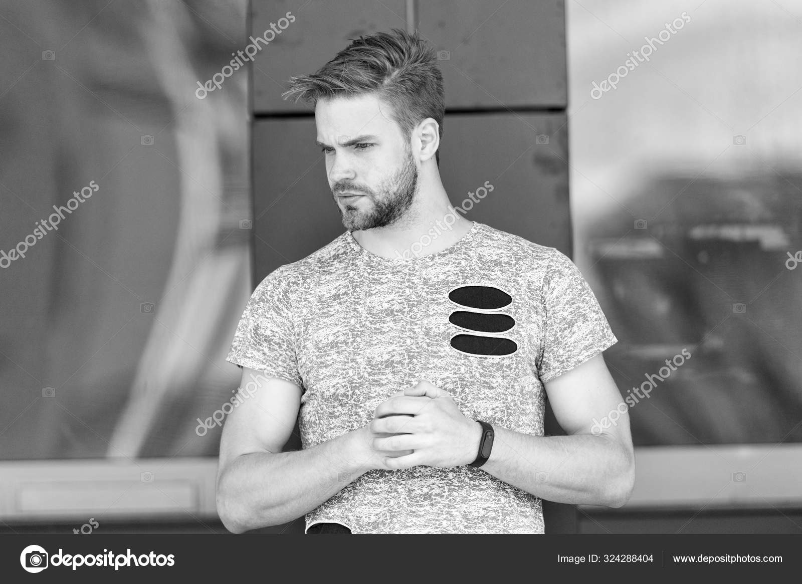 Marchant dans la rue. muscle gars style urbain. la vie moderne. macho homme verre batiment fond