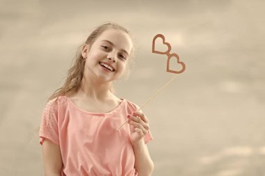Uzun saçlı gülen çocuk. Yaz tatili. Mutlu bir gün. En iyi aksesuarımla gülümse. Kaygısız kız çocuğu. Gülümsemek ona yakışıyor. Uluslararası Çocuk Günü. Mutluluk neşe ve eğlence konsepti. Bütün gün gülüyorum.