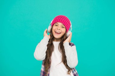 Çocuk müzik dinle. Mobil cihaz için en iyi müzik uygulamaları. Sesin tadını çıkar. Hobi ve boş zaman. Önümüzdeki yıllarda müzik endüstrisini değiştirecek trendler. Küçük tatlı kız kulaklık takıyor, müzik dinliyor.