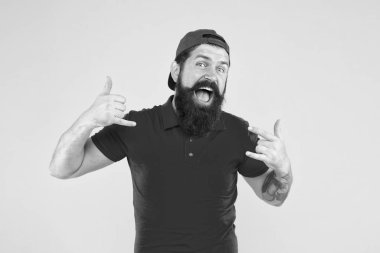 Komik mutlu adam. Kavramı onaylayın veya önerin. Adam gülümseme traşsız yüz jest sarı arka plan kadar başparmak gösterir. Adam mutlu neşeli yüz desteği veya tavsiye. Adam mutlu duygusal ifade