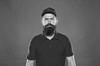 Sakallı adam şapkası ve gömlek üniforması. Ciddi satış asistanı. Erkek işçiye ihtiyacım var. Ücretsiz kasiyer. Lokanta çalışanları aranıyor. İlk işim. Berber çalışmaya hazır. Berber salonu müdürü. Acımasız ve kendinden emin