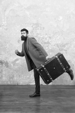 Seyahat ve bagaj konsepti. Yüklü hippi gezgin. Bagajları yerleştirmeye hazırız. Yolculuğa başla. Yeni bir hayata doğru. Bagaj sigortası. Koca bavullu, sakallı hippi.