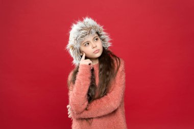 Tatilde ne yapılır? Küçük çocuk kışa hazır. mevsimsel sağlık hizmetleri. Kulaklıklı mutlu küçük kız. Çocuk modası. Sıcak giysi ipuçları. Düşünceli hissediyorum. Çocuklar için günlük kış kıyafetleri.