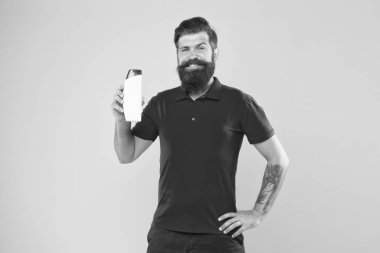Zorlu saçlar için uzman bakımı. Saç tipi için şampuan. Saçı daha güçlü yap. Adam yakışıklı sakallı hipster şişe şampuan duş jeli tutun. Erkekler için şampuan kremi. Şampuanlı plastik kap