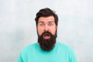 Şok oldum. Ne olduğunu merak ediyorum. Hipster görünümü. Sakallı hippi sakallı adam. Güzel sakal ve bıyık bakımı. Sakal ve berber konsepti. Dünyanın dört bir yanındaki erkek güzelliği algıları