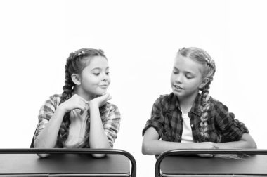 Sınavda kopya çekmek. Küçük öğrenciler sınavı geçerek beyaz izole. Sınav sırasında sınıf arkadaşına göz diken küçük bir kız. İlk sınavları