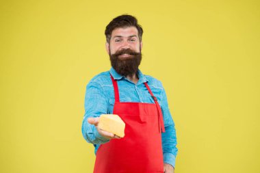 Kaliteli peynir üretimi. Mutlu sakallı adam peynir tadı verir. Peynir yapma konsepti. Peynir üreticisinin kendi işi. Şef önlüklü sakallı hippi. Süt ürünleri dükkanı. Peynir festivali. Diyet ve beslenme