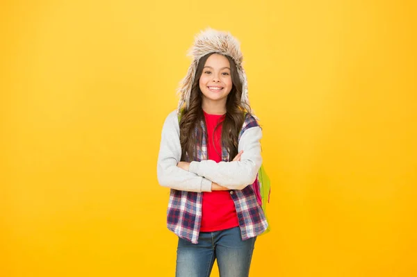 Niña usar sombrero con orejeras. Eventos de invierno en la escuela. Entretenimiento y actividades de invierno. Colegiala sin preocupaciones infantiles. Vacaciones de invierno. Solicitar programas de intercambio internacional y de escuela de campo —  Fotos de Stock