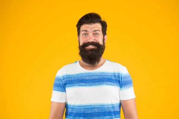 Fête amusante. Station balnéaire. L'été est le meilleur. Croisière océanique. homme barbu hipster mur jaune. mec brutal mature avec la barbe. mode masculine. Concept de salon de coiffure. vacances d'été est sur. Joyeux marin — Photo