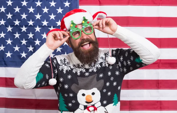 La gioia della celebrazione continua. L'uomo barbuto festeggia il Natale e il nuovo anno. Felice hipster di umore patriottico. Celebrazione americana. Festeggiamenti. Festa del giorno dell'indipendenza. 4 luglio — Foto Stock