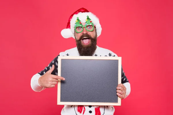 Bevordering van wintergoederen. Winstgevend aanbod hier. Verhuur. De winterprijs daalt. Een bebaarde hippe Kerstman. Joyful man show schoolbord kopieerruimte. Fijne wintervakantie. Presentatie aankondiging — Stockfoto