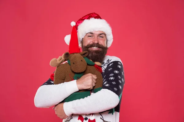 Le câlin améliore l'humeur. Joyeux Père Noël embrasser jouet de renne. Homme barbu d'humeur cool. Super ambiance de vacances. L'humeur de Noël. Je me sens festif. Des émotions heureuses. Nouvel an veille — Photo
