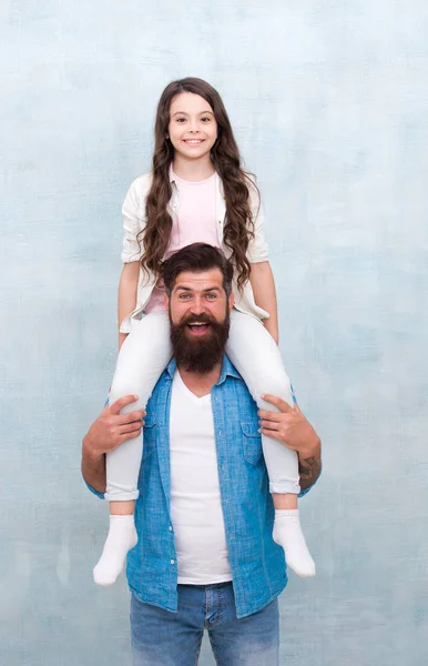 Cómo papá se acerca a la vida servirá como ejemplo para que su hija construya su propia vida. Diversión juntos. Los mejores amigos de papá y niño. Feliz de ser padre. Papá y su hija se divierten. Padre alegre. — Foto de Stock