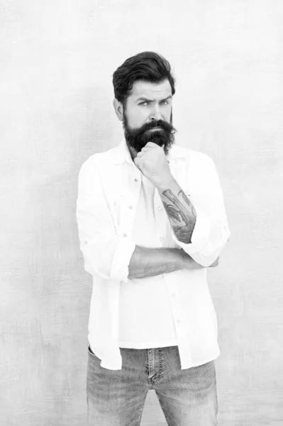 Brutal fond gris macho. Style décontracté vie quotidienne. l'homme barbu irradie la masculinité. attractivité physique. beau hipster relax. tendances de la mode masculine. collection d'été. Simple et décontracté — Photo