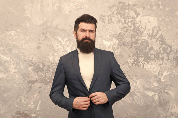 Мужчина, красивый бородатый бизнесмен, носит официальный костюм. Мужская одежда и концепция моды. Человек стиля и статуса. Жестокая модель. Стиль моды бизнесменов. Умная повседневная одежда для офиса
