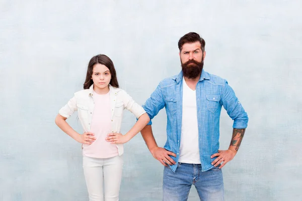 Quero ser como o meu pai. Ser herói para a filha. Forte temperamento e confiança. Criança pequena e pai hipster em fundo branco. Somos uma equipa. Pai barbudo e menina pequena ficar mãos em quadris — Fotografia de Stock