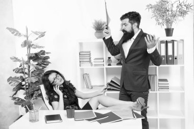 Telefonla onun dikkatini çekmek için yarışıyor. İş arkadaşı konuşmaya çalışırken kadın patron telefon ediyor. Meşgul bayan. Telefon görüşmeleri. Mobil bağımlısı. Önemli bir konuşma. İletişim sorunu