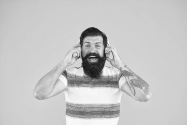 Boş zaman. Yaz müziği karışımı. Hipster adam, sarı arka plan şarkısını dinle. Yaz tatilinin tadını çıkar. Rahatlamak için melodi. Mutlu sakallı meloman kulaklıklar. Mega vuruş. Şehirde yaz mevsimi. Yaz çalma listesi