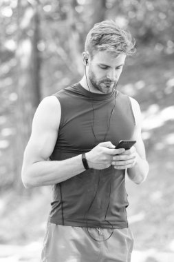 Spor uygulaması ile eğitim daha eğlencelidir. Uygulamayı ayarlayın. Akıllı telefon ve akıllı saatli sporcu koşuya hazırlanın. Uygulamayı kullanarak çalıştırmak için rota ayarlayın. Man akıllı telefon jog başlatmak için hazır