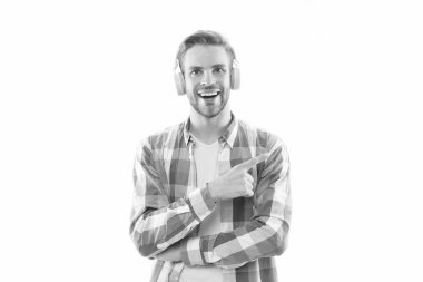 İyi ruh hali için müzik. En sevdiği grup. Eğlenceli bir şarkı. Ses kaydı. Motivasyon ve ilham için müziği dinle. Modern kulaklık konsepti. Tıraşsız yakışıklı hippi müzik kulaklığı dinliyor.