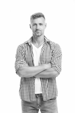 Günlük yaşam için moda. Yakışıklı manken. Rahat ve rahat hissediyorum. Erkek giyim ve şık giyim. Adam rahat bir tarzda yakışıklı görünüyor. Adam rahat kıyafetler giyer. Moda konsepti
