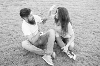 Feminizm. kadın erkeğe hükmeder. Kız bir adama tokat atar. Şiddeti durdurun sosyal hareket. Nefsi müdafaa. ilişkide hakimiyet. henpecked adam onun kadın korkuyor. güçlü ve zayıf karakter. browbeat adam