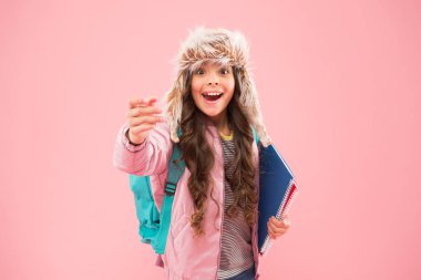 Final sınavları. Varış günü. Akademik terim. Kış dönemi. Sırt çantası ve kitapları olan bir genç. Şık bir kız öğrenci. Küçük, modaya uygun liseli kız sırt çantası taşıyor. Günlük okul kızı hayatı. Modern eğitim