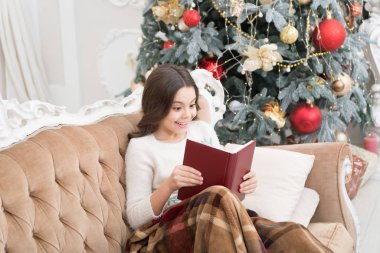 Kış tatili Büyüleyici bir atmosfer. Fantezi türü. Kitapçı konsepti. Çocukluk edebiyatı. Kış Harikalar Diyarı. Noel arifesinde kitap okuyan sevimli bir kız. Samimi bir konsept. Çocuk kış tatilinin tadını çıkar