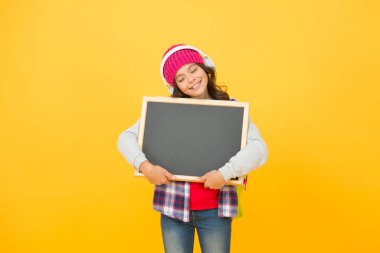 Sevimli küçük kız kulaklık takıyor müzik dinliyor karatahta fotokopi alanı var. Küçük çocuk müzik dinler. Küresel hayranlık çok daha fazla bölgesel çeşitlilikle parçalandı. En iyi müzik uygulamaları. Sesin tadını çıkar