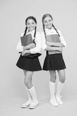 Oyun alanından birkaç gün önce çocuk okulunu getirin ve rahat edin. Okula geri dön. Neşeli okul kızları. Okula başlayan olumlu yönler ilk gün sınıf olumlu beklenti oluşturmak işaret