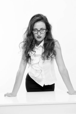 Ofis personeli konsepti. İş eğitimi. Hırslı bir kadın. Katı ve ciddi. Kadın gözlüğü çekici öğretmen. İş kadını çekici sekreteri. İşletme akademisi. Ekonomi hocası