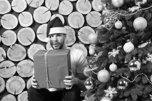 Santa člověk s boxem na vánoční strom — Stock fotografie