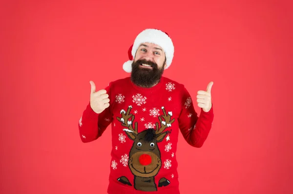 Hipster barbudo homem usar roupas de inverno fundo vermelho. Comece esta festa. Ideias de celebração de Natal. Feliz Ano Novo. Junte-se à celebração. Roupa de festa de inverno. Camisola com veado — Fotografia de Stock