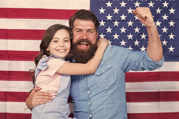 Wolność prawa podstawowego. Jak Amerykanie świętować Dzień Niepodległości. Ojciec amerykański Brodaty Hipster i cute little córki z flagą USA. Niezależność to szczęście. Święto Niepodległości — Zdjęcie stockowe