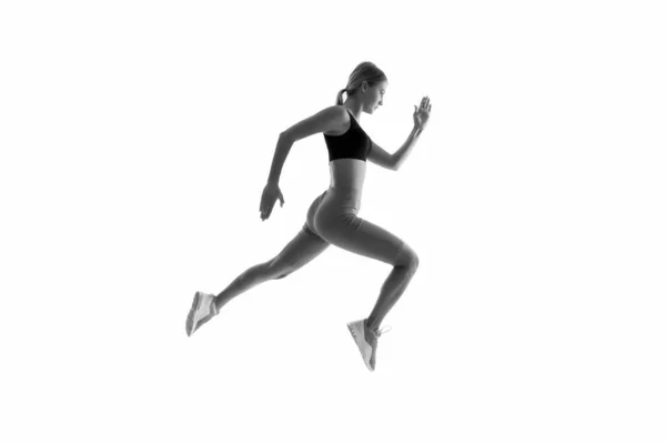 Dynamiczny ruch. Kobieta uciekinierka na białym. Biegacz ucieka. Sportowy biegacz w modnej odzieży sportowej. Motywacja fitness i sportu. Silny i sprawny. Sportsmenka sprinter lub biegacz. Najlepszy biegacz — Zdjęcie stockowe