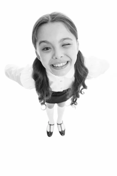 Sonrisa alegre. A los estudiantes les encanta la escuela. Alumno de primer grado. Celebra el día del conocimiento. Tiempo de septiembre para estudiar. Niña linda alumna sobre fondo blanco. Uniforme escolar. Regreso a la escuela —  Fotos de Stock