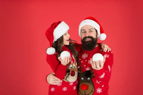 みんなへの陽気なクリスマス。挨拶だ誠実な感情。クリスマスの伝統お父さんは小さな娘を抱擁。お父さんと小さな子供はクリスマスを祝う。家族の価値観雪玉で遊べ冬休み — ストック写真