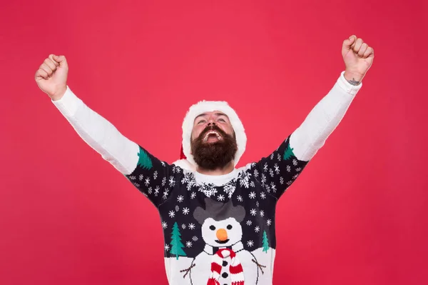 Känna frihet och framgång. Nytt års lycka. God jul till dig. Ha kul. Glad skäggig man röd tomte hatt. upphetsad hipster rolig tröja med snögubbe. Hjärtliga gratulationer — Stockfoto