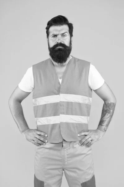 胡子野蛮的时髦安全工程师。高能见度反光安全背心。男子工人保护制服橙色背景。安全设备概念。建筑行业安全服装 — 图库照片