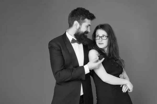 Hora del amor. Una pareja enamorada anuncia el compromiso. Hombre barbudo hacer propuesta de matrimonio a la mujer sexy. Declaración de amor. Fecha de amor y romance —  Fotos de Stock