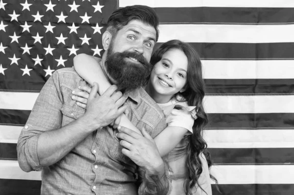 Självständighet är lycka. Självständighetsdagen semester. Fader amerikansk skäggiga hipster och söt liten dotter med USA flagga. Frihet grundläggande rättighet. Hur amerikaner firar självständighetsdagen — Stockfoto