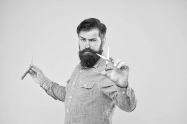 Kişisel kuaför. Sakallı adam jilet ve makas tut. Şık ve muhteşem. Retro berber dükkanı. Alet edevatlı hippi. Saç kesimi tasarlıyorum. Taze saç stili. Berber dükkanı konsepti. Berber salonu