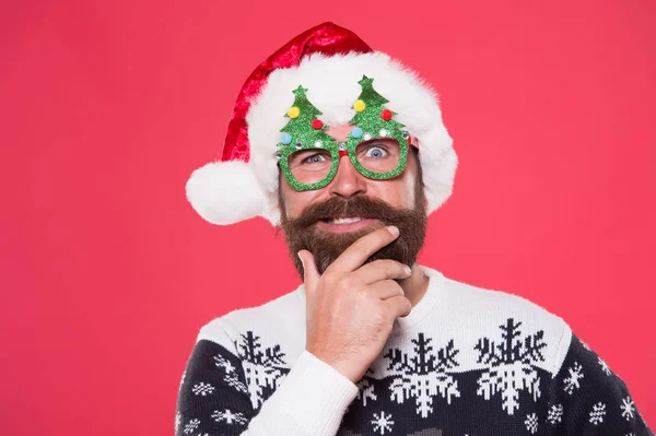 Koncept řešení. Inspirovaný obličej. Šťastný vousatý muž se Santovým pohledem. Rekreační doplňky Santa Party. Vánoční a novoroční oslava. Santa je na cestě. Santa muž nosit vánoční stromeček party brýle — Stock fotografie