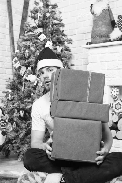 Homme Père Noël avec des boîtes à l'arbre de Noël — Photo