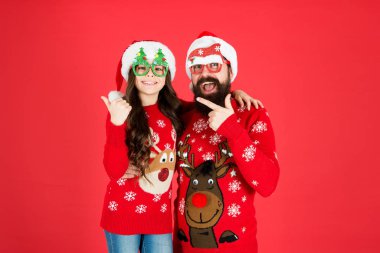 Mutlu ol. Aile, kış tatilinde birlikte. Mutlu baba ve kız Xmas 'ı sever. Küçük kız ve baba Noel Baba şapkası. Sakallı baba ve çocuk kırmızı arka plan. Noel partisi zamanı. Yeni yıl kutlaması