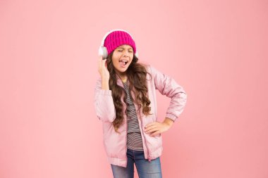 Dans ve şarkı. Mobil cihaz için bedava müzik uygulamaları. Enerjik çalma listesi. Şirin liseli kız pembe kulaklıklar müzik dinler. Gençler müzik dinler. Önerilen müzik tabanlı ilk ilgi