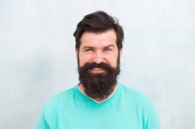 Sakallı, hippi tarzı, sakallı, gri bir geçmişi var. Güzel sakal ve bıyık bakımı. Gülen surat. Hipster görünümü. Sakal ve berber konsepti. Dünyanın dört bir yanındaki erkek güzelliği algıları