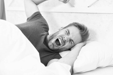 Bahşişler daha iyi uyuyor. Her gece yeteri kadar uyuyorum. Sakallı adam uyukluyor. Düzenli bir şekilde yuvarlak ritim tutturmak genel sağlık için gereklidir. Yakışıklı adam uyuyor.