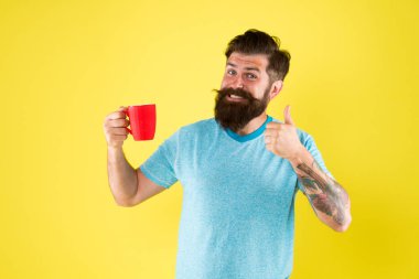 Sütlü cappuccino. Gerçek özel kahve büyük bir iş haline geliyor. Enerji konsepti. Hipster barista sarı arka plan. Kahve dükkanı. Sakallı adam sabah kahvesini içer. Çay zamanı.